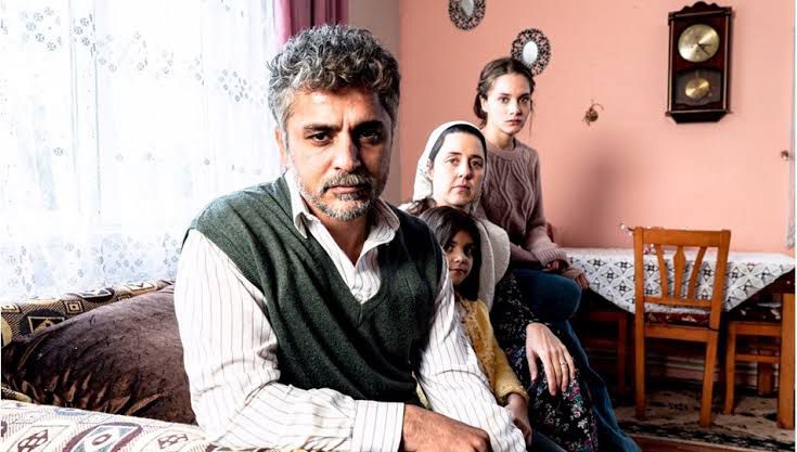 ZEKİ DEMİRKUBUZ’DAN HAYAT: BURADA HERKES İNANMAK İSTEDİĞİNE İNANIR